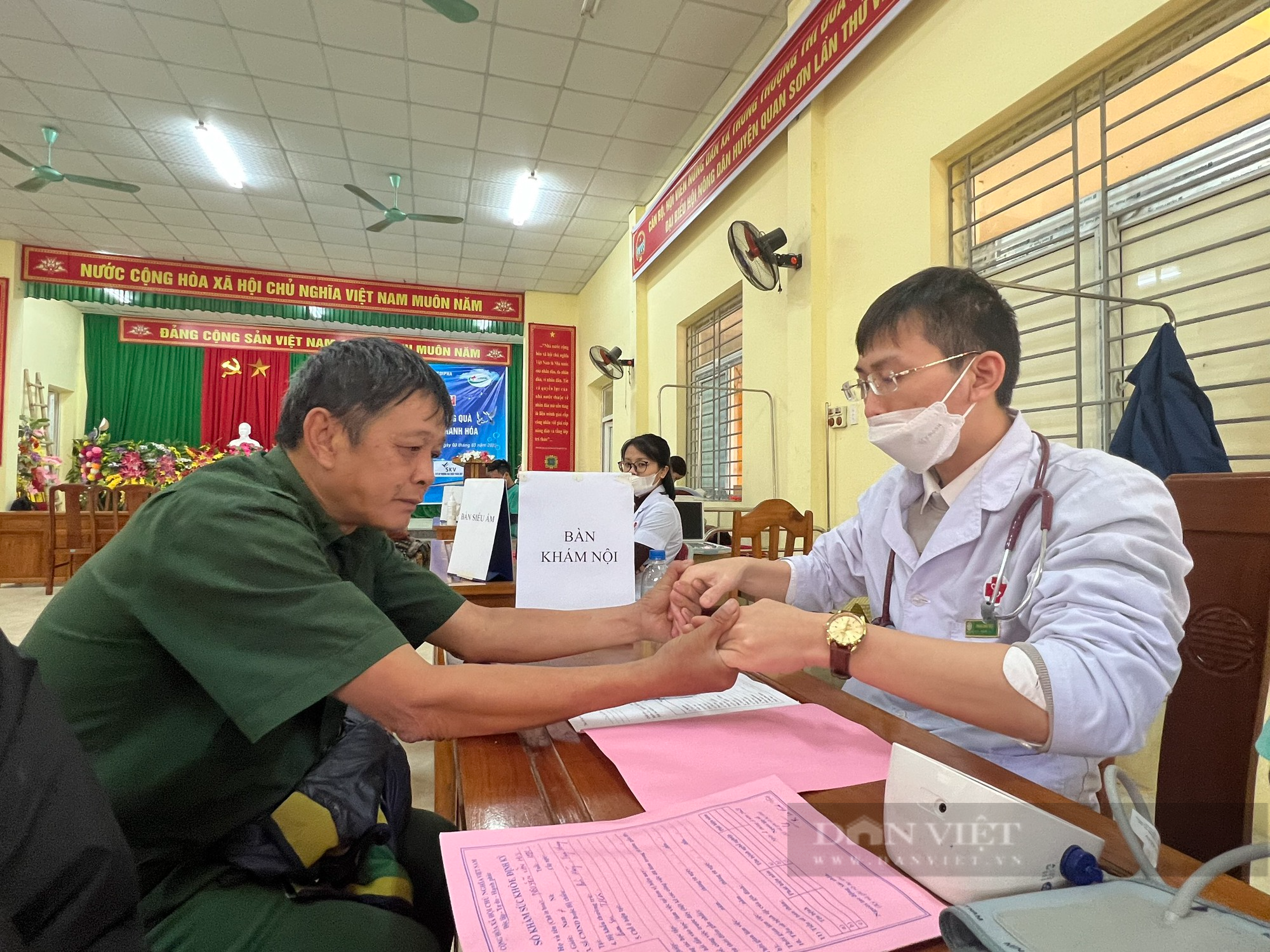 Công ty CP Tập đoàn Medipha khám bệnh, cấp phát thuốc và tặng quà cho bà con nông dân nghèo Quan Sơn - Ảnh 2.