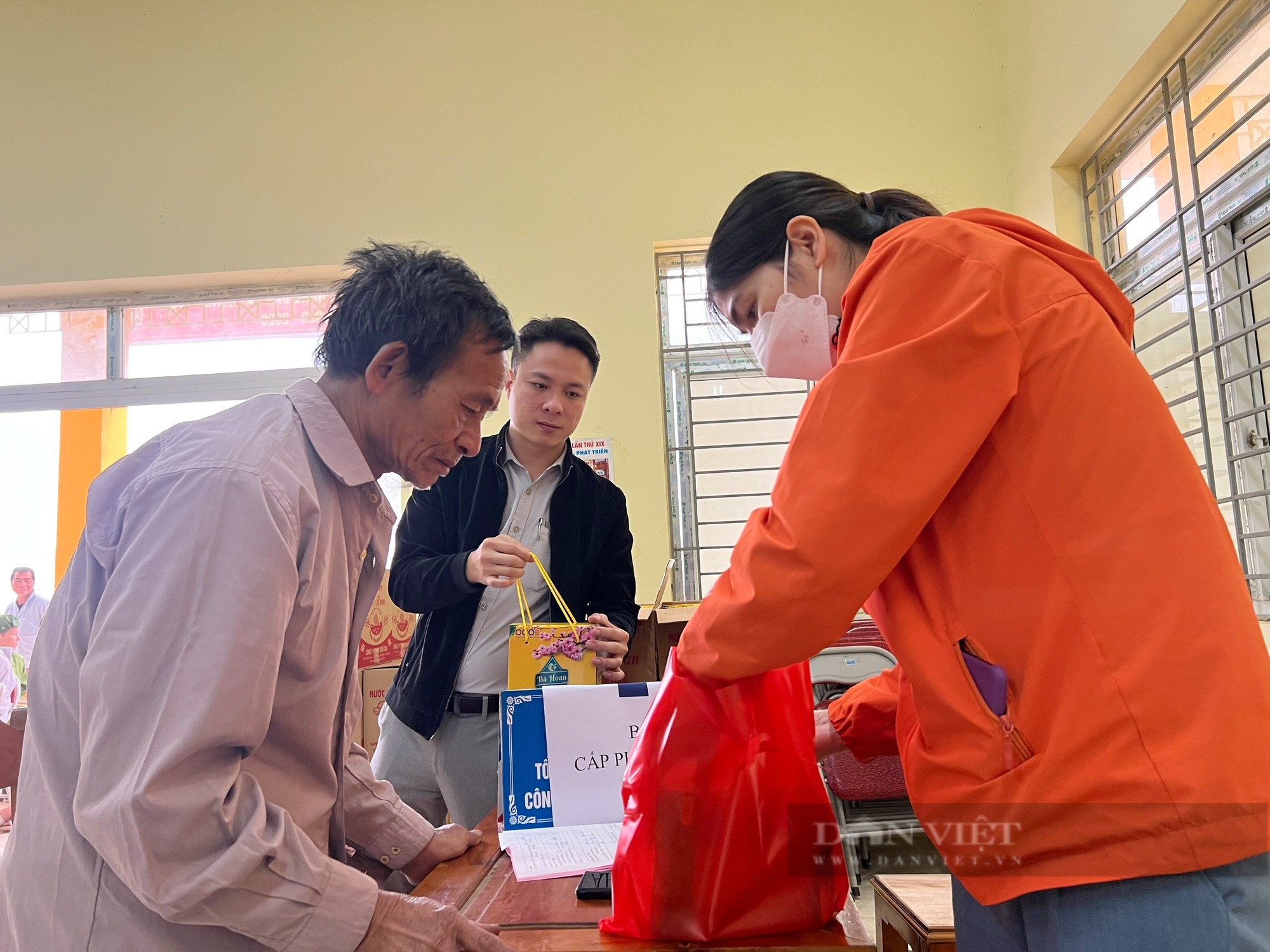 Công ty CP Tập đoàn Medipha khám bệnh, cấp phát thuốc và tặng quà cho bà con nông dân nghèo Quan Sơn - Ảnh 4.