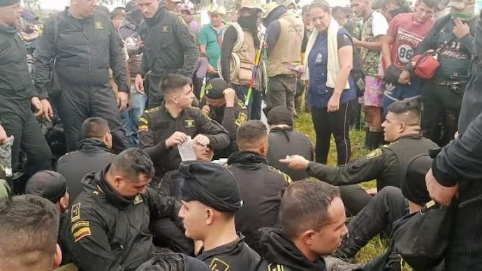 Hàng chục cảnh sát bị bắt làm con tin trong cuộc biểu tình phản đối công ty dầu mỏ ở Colombia - Ảnh 1.