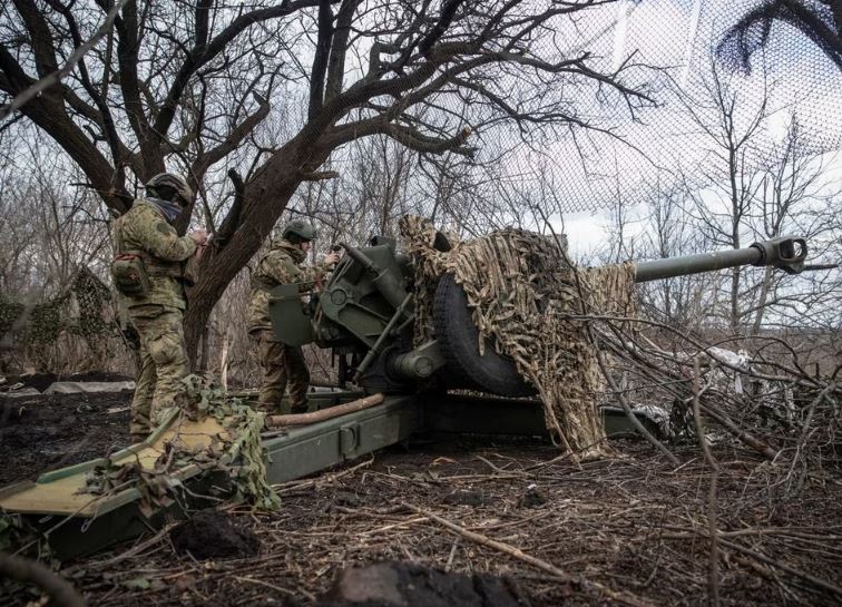 Ukraine đào chiến hào bám trụ Bakhmut, Mỹ chuẩn bị gói viện trợ quân sự mới trị giá 400 triệu USD - Ảnh 1.