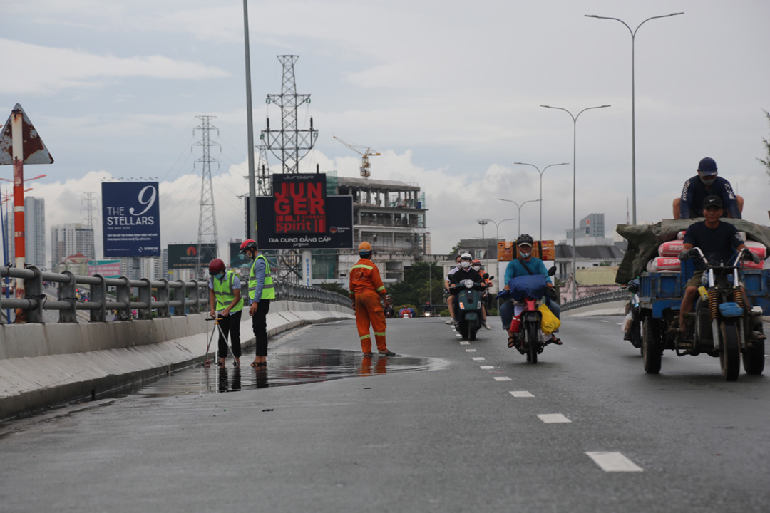 Cầu Nguyễn Hữu Cảnh sắp thông xe sau 5 tháng xử lý sự cố đứt cáp ngầm - Ảnh 1.