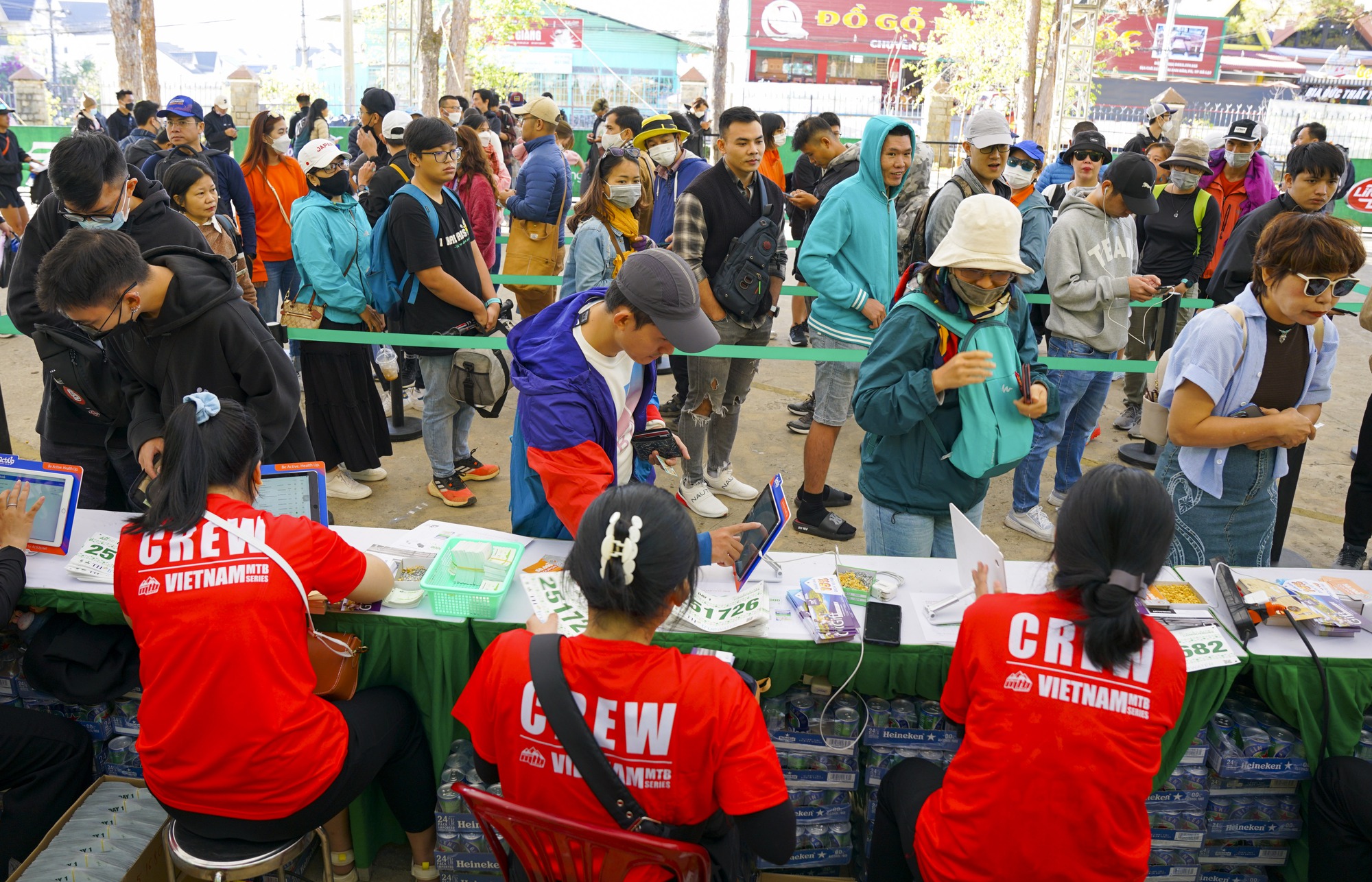 Hơn 6.000 vận động viên tham gia giải chạy địa hình lớn nhất phía Nam Dalat Ultra Trail tại Đà Lạt - Ảnh 1.
