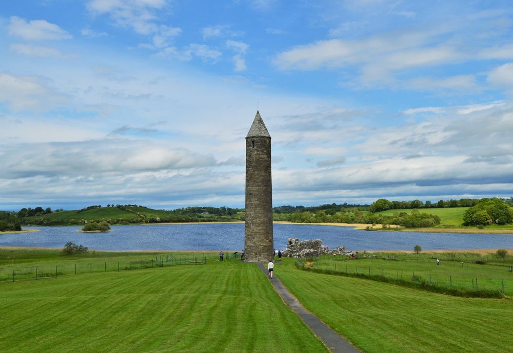 Những tòa tháp tròn mà du khách nào tới Ireland cũng thắc mắc - Ảnh 1.