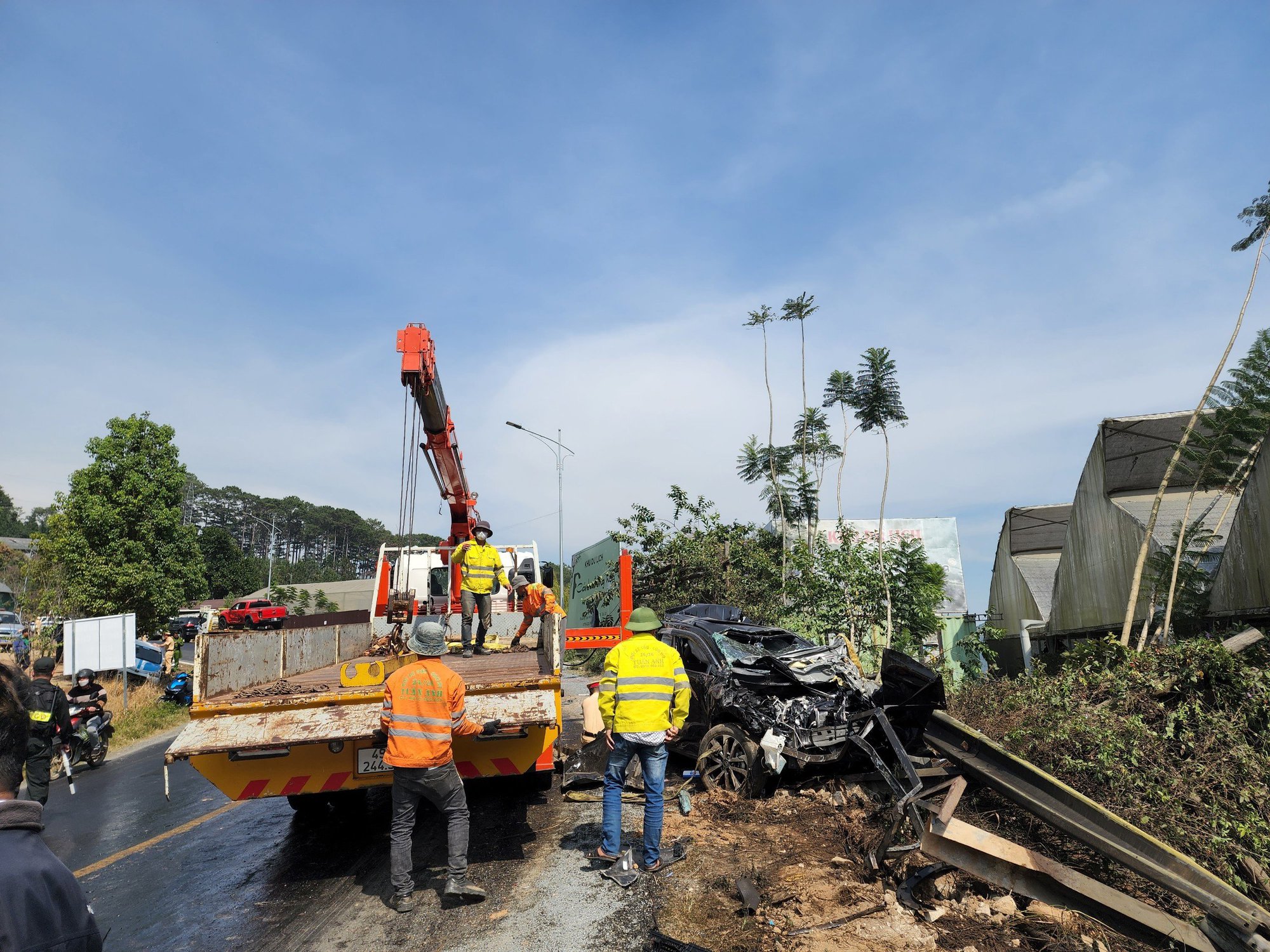 Clip ghi lại cảnh xe tải đổ đèo Mimosa gây tai nạn liên hoàn, 4 xe ô tô hư hỏng - Ảnh 4.