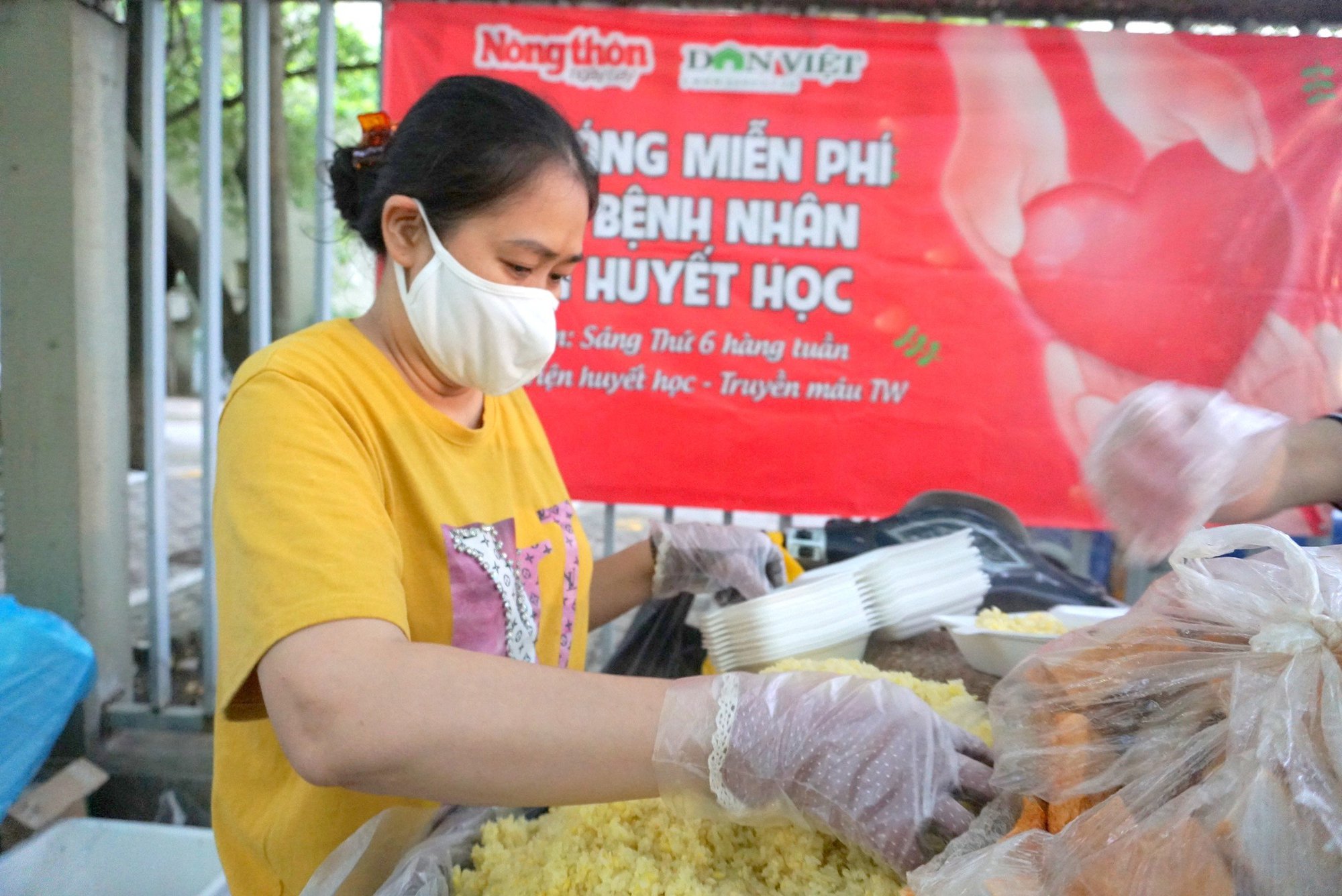 Ấm lòng “Bữa cơm yêu thương” đến với bệnh nhân nghèo - Ảnh 3.