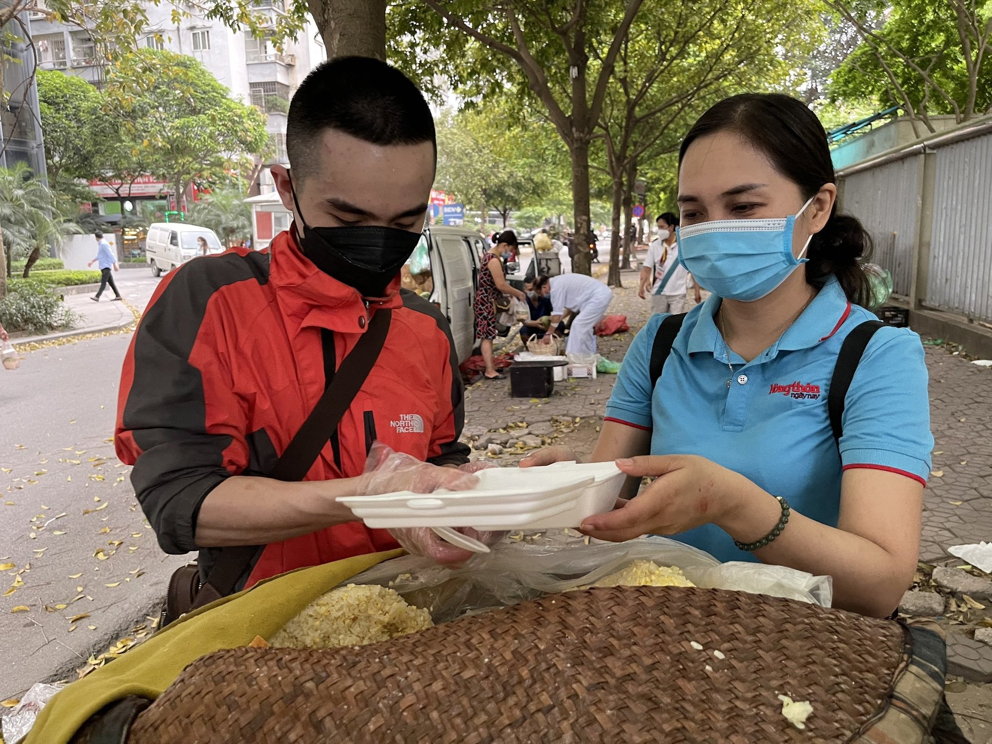 Ấm lòng “Bữa cơm yêu thương” đến với bệnh nhân nghèo - Ảnh 5.