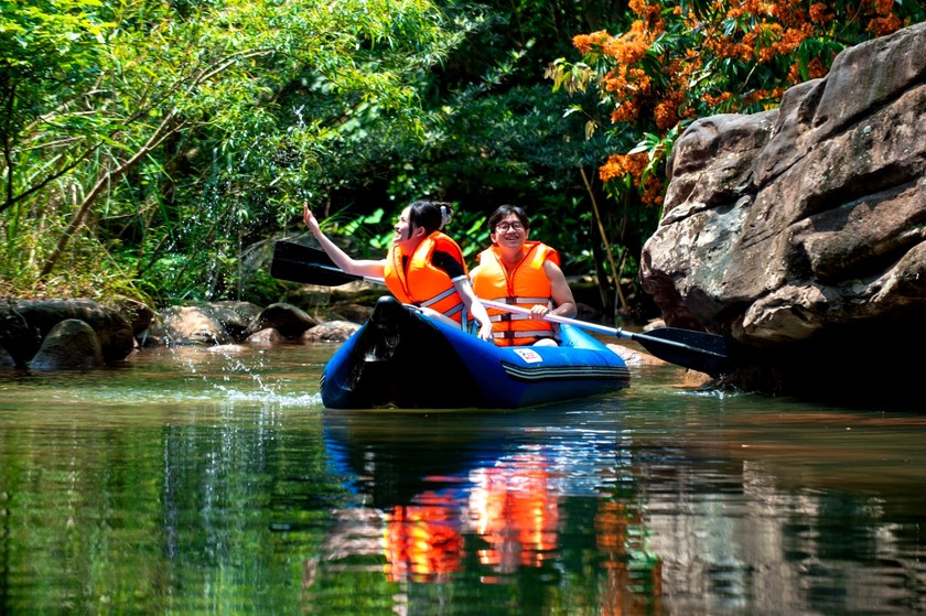 Chẳng phải hoa gạo, đây là một loài hoa đang tuôn bông đỏ cả một dòng suối nổi tiếng ở Quảng Bình - Ảnh 10.