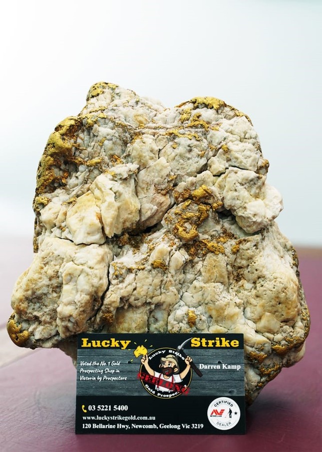 Bất ngờ tìm thấy cục đá chứa lượng vàng khổng lồ - Ảnh 2.