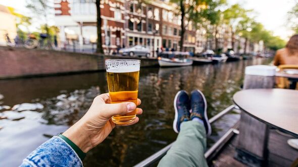 Amsterdam sẵn sàng &quot;đuổi cổ&quot; du khách trẻ tuổi phá phách - Ảnh 2.