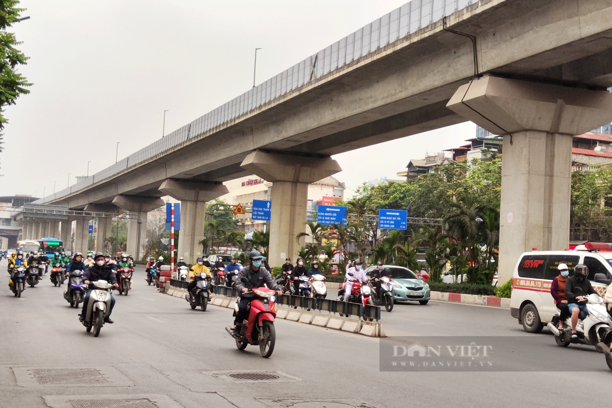 Giao thông trên trục đường Nguyễn Trãi vẫn rối như &quot;tơ vò&quot; - Ảnh 1.