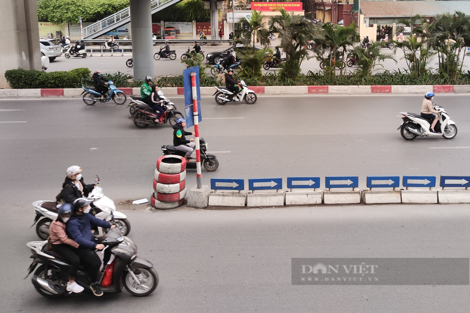 Giao thông trên trục đường Nguyễn Trãi vẫn rối như &quot;tơ vò&quot; - Ảnh 3.