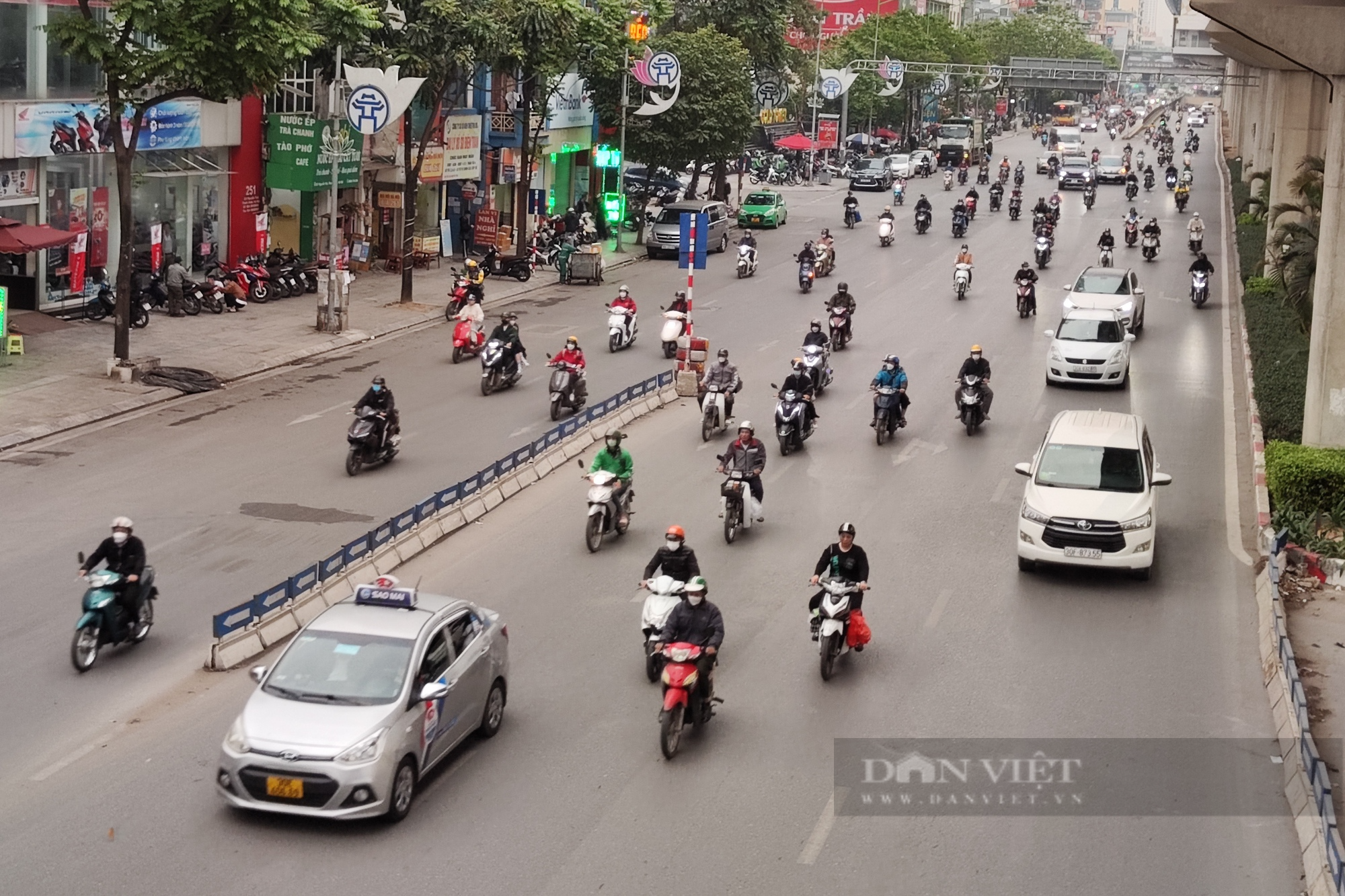 Giao thông trên trục đường Nguyễn Trãi vẫn rối như &quot;tơ vò&quot; - Ảnh 4.