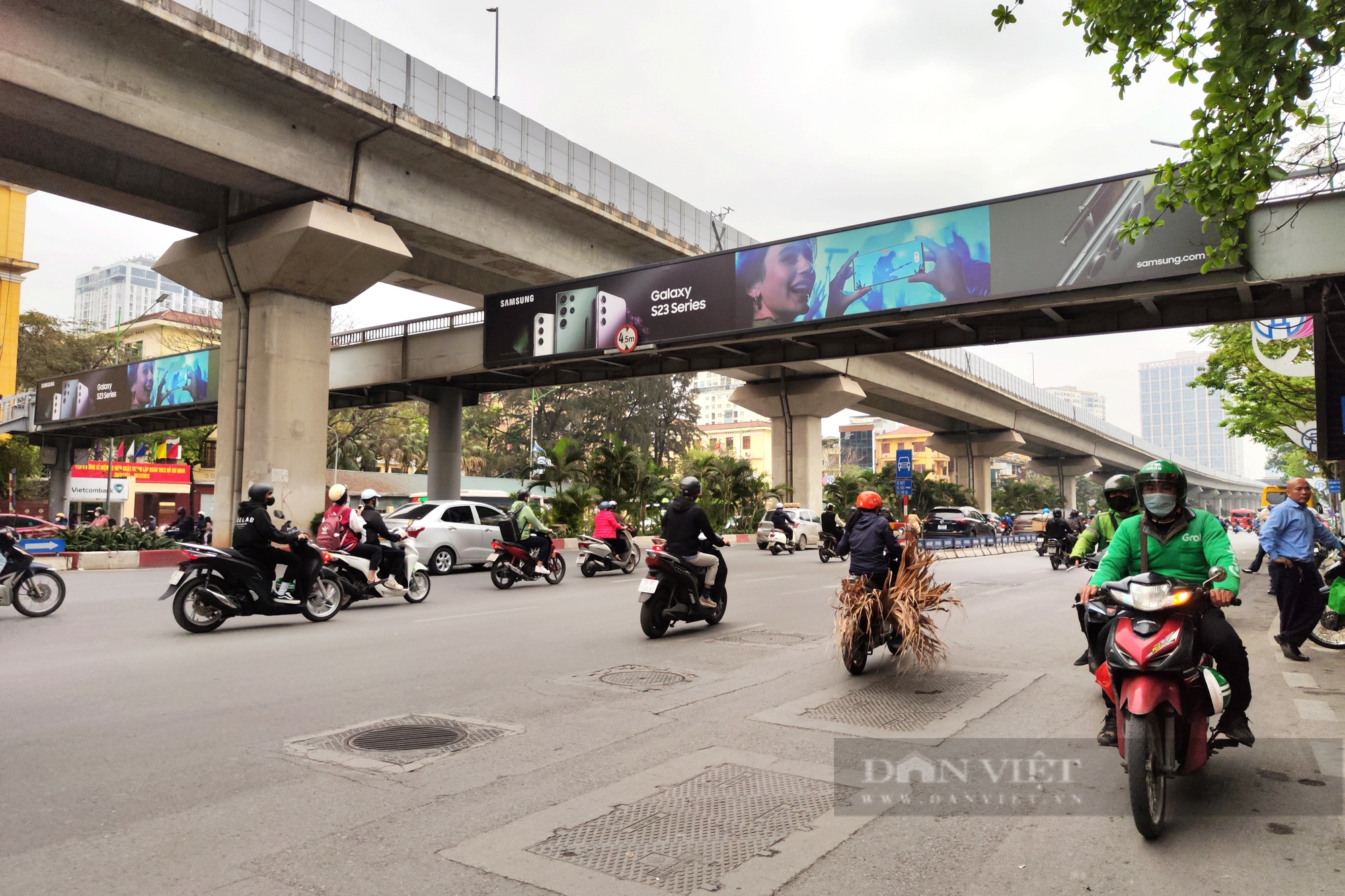 Giao thông trên trục đường Nguyễn Trãi vẫn rối như &quot;tơ vò&quot; - Ảnh 6.