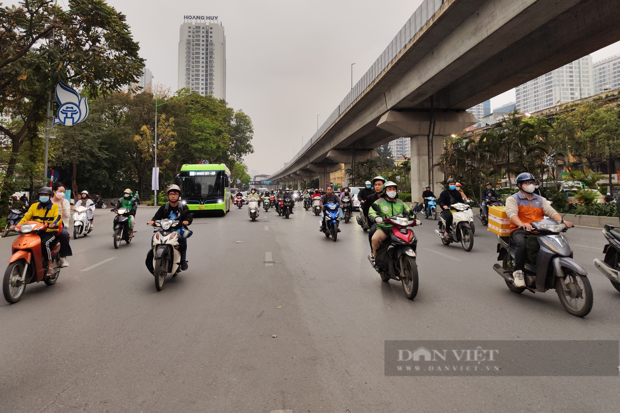 Giao thông trên trục đường Nguyễn Trãi vẫn rối như &quot;tơ vò&quot; - Ảnh 7.