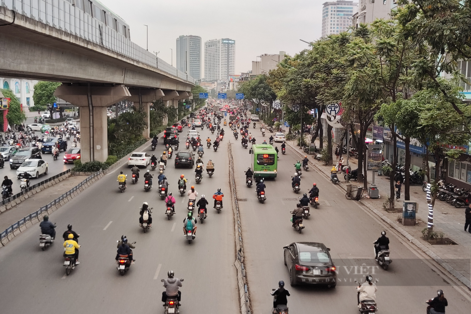 Giao thông trên trục đường Nguyễn Trãi vẫn rối như &quot;tơ vò&quot; - Ảnh 10.