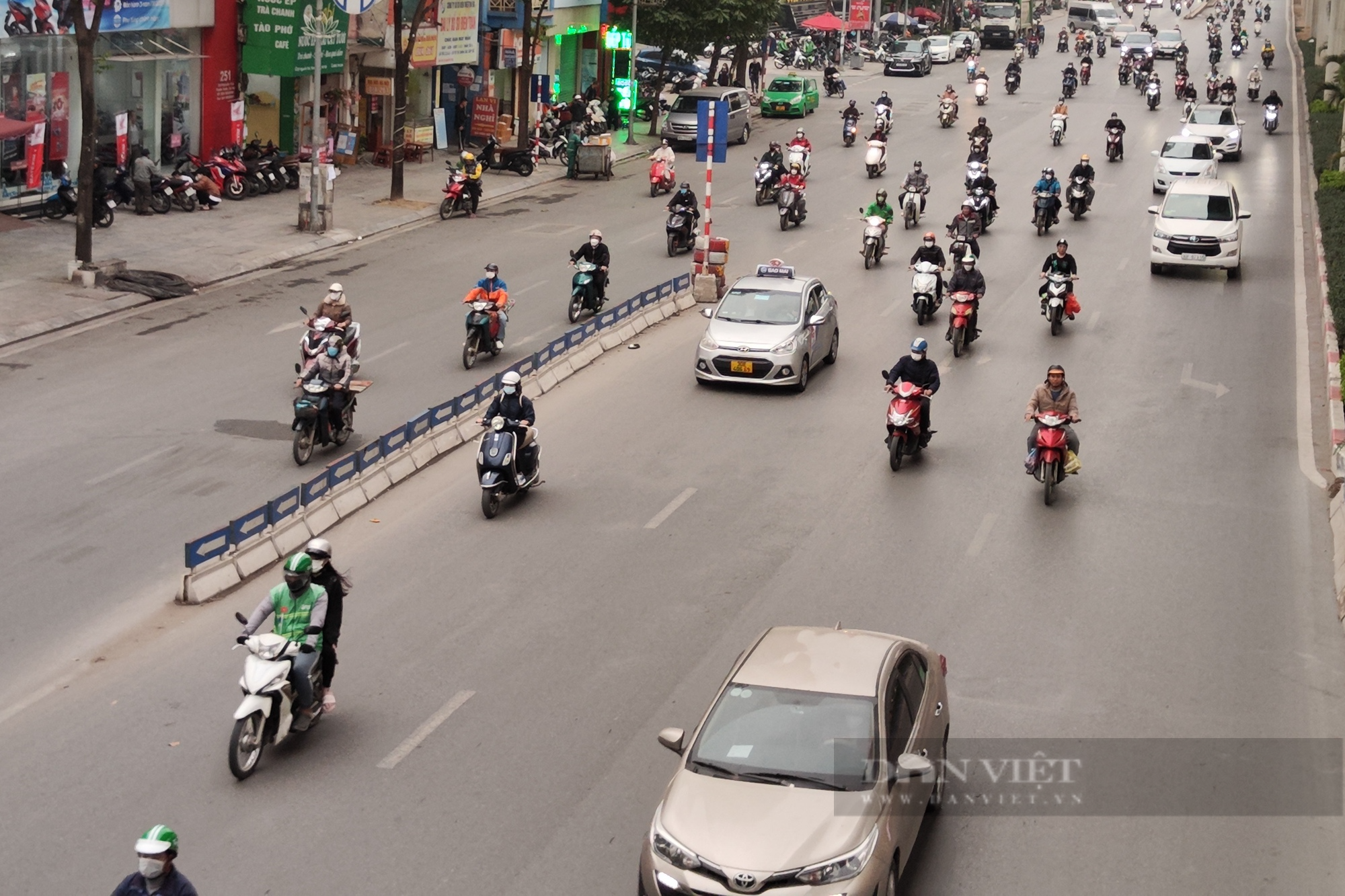 Giao thông trên trục đường Nguyễn Trãi vẫn rối như &quot;tơ vò&quot; - Ảnh 11.