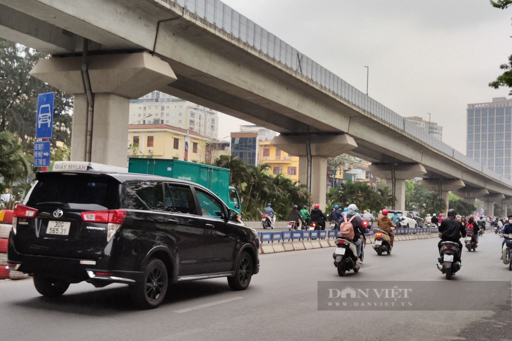 Giao thông trên trục đường Nguyễn Trãi vẫn rối như &quot;tơ vò&quot; - Ảnh 12.