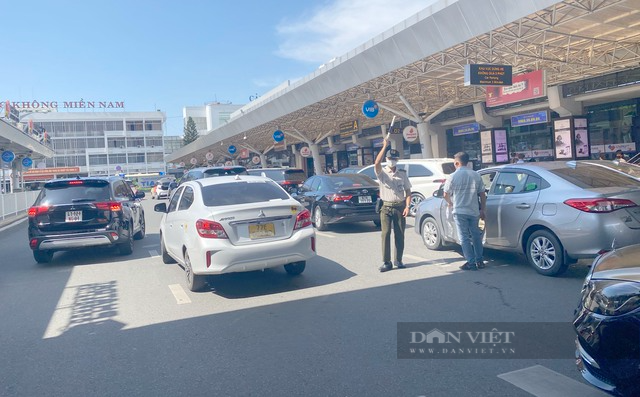 Hàng trăm lái xe 7 hãng taxi ‘khóc thét’ vì phí đón khách ở sân bay Tân Sơn Nhất quá cao - Ảnh 2.