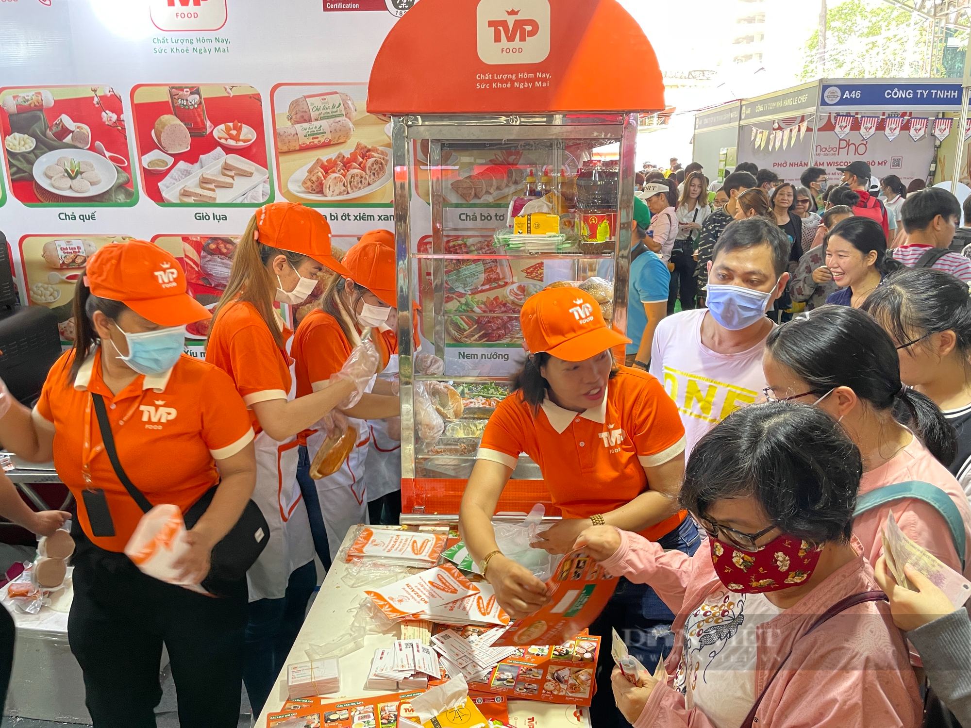 Xếp hàng đông nghẹt ở Lễ hội bánh mì Việt Nam đang diễn ra tại TP.HCM - Ảnh 1.