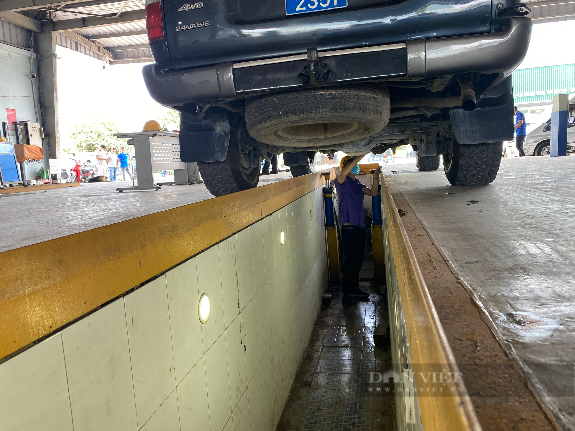 Trung tâm đăng kiểm bị đình chỉ hoạt động trở lại, tài xế ngủ chập chờn trên xe chờ kiểm định từ tối hôm trước - Ảnh 5.