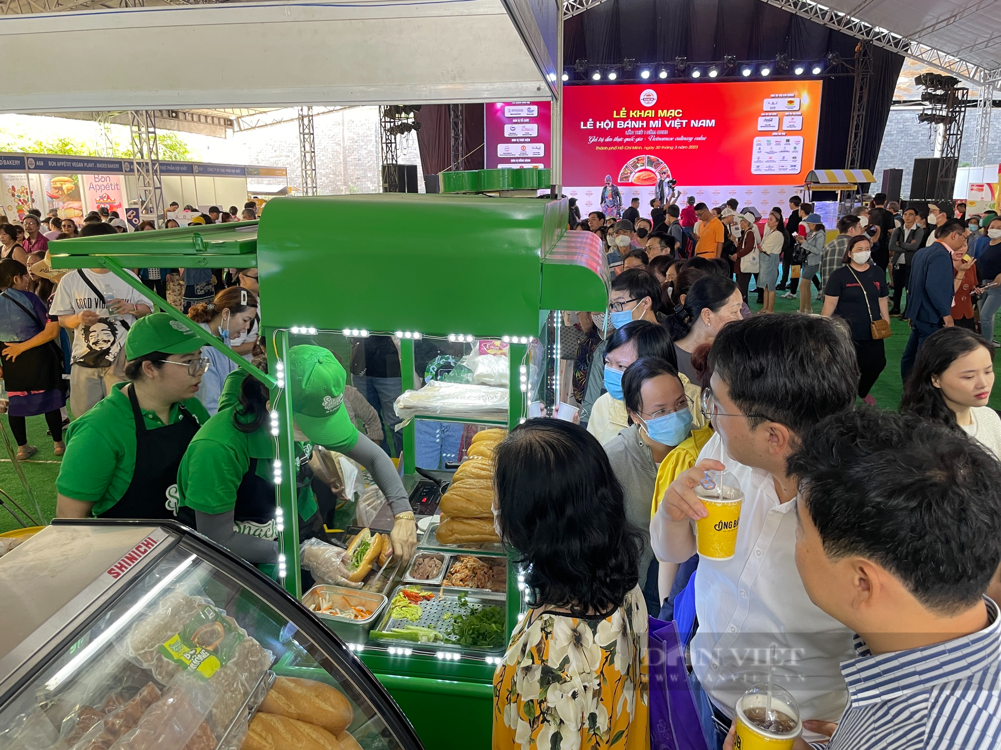 Xếp hàng đông nghẹt ở Lễ hội bánh mì Việt Nam đang diễn ra tại TP.HCM - Ảnh 3.
