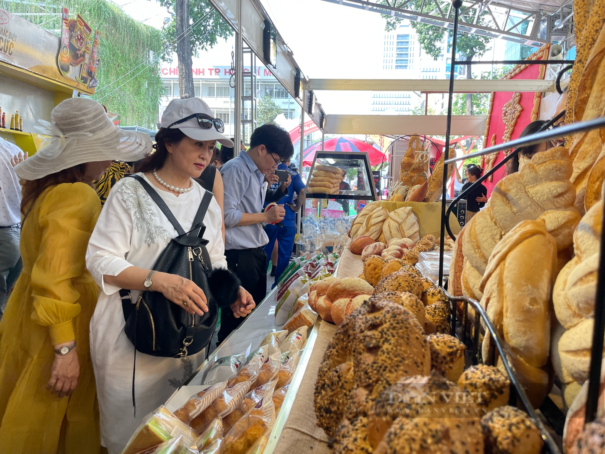 Xếp hàng đông nghẹt ở Lễ hội bánh mì Việt Nam đang diễn ra tại TP.HCM - Ảnh 6.