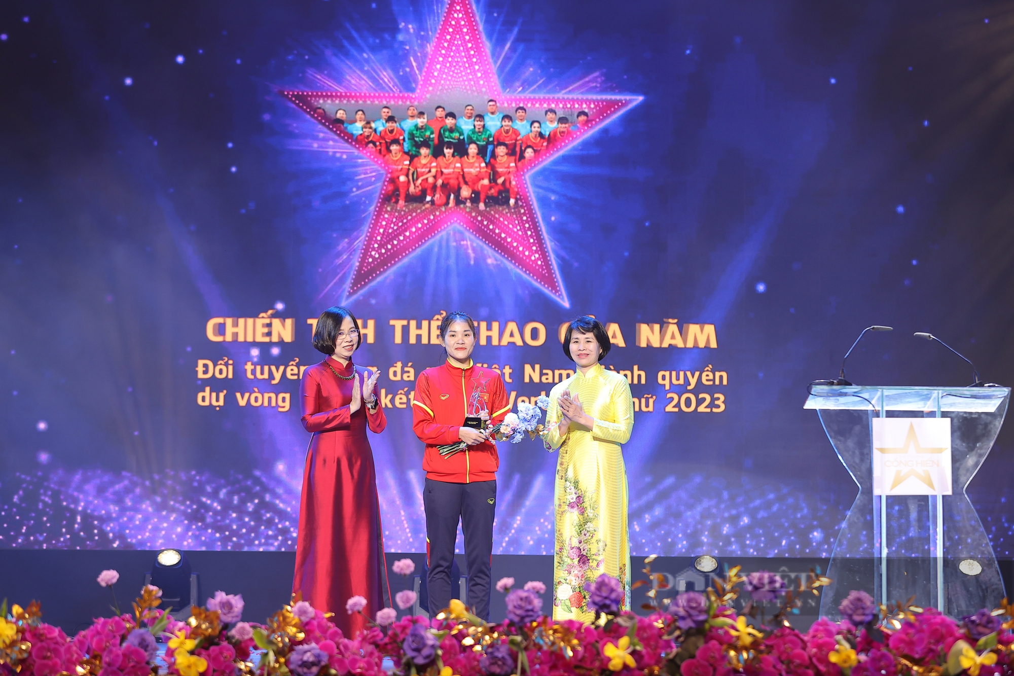 &quot;Nữ hoàng điền kinh&quot; Nguyễn Thị Oanh được vinh danh Gương mặt thể thao của năm - Ảnh 2.