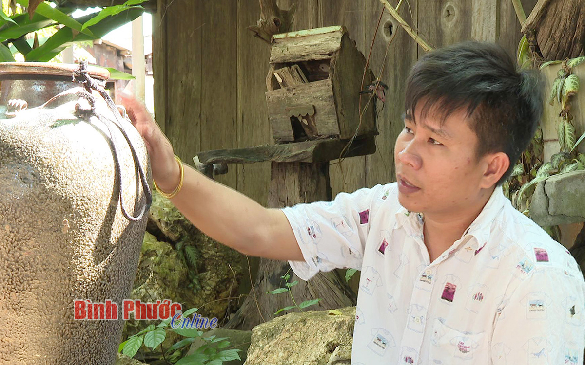 Nhà một ông nông dân Bình Phước thấy la liệt đồ cổ, có cái ché cổ men sò huyết tuổi đời tới 300 năm - Ảnh 1.