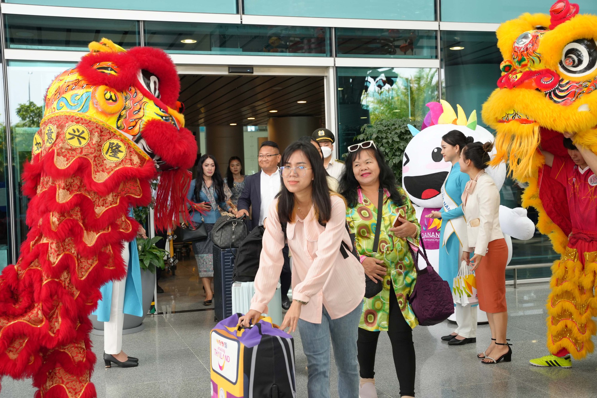 150 du khách Lào đến Đà Nẵng sau khi mở lại đường bay trực tiếp tới Viêng Chăn - Ảnh 1.