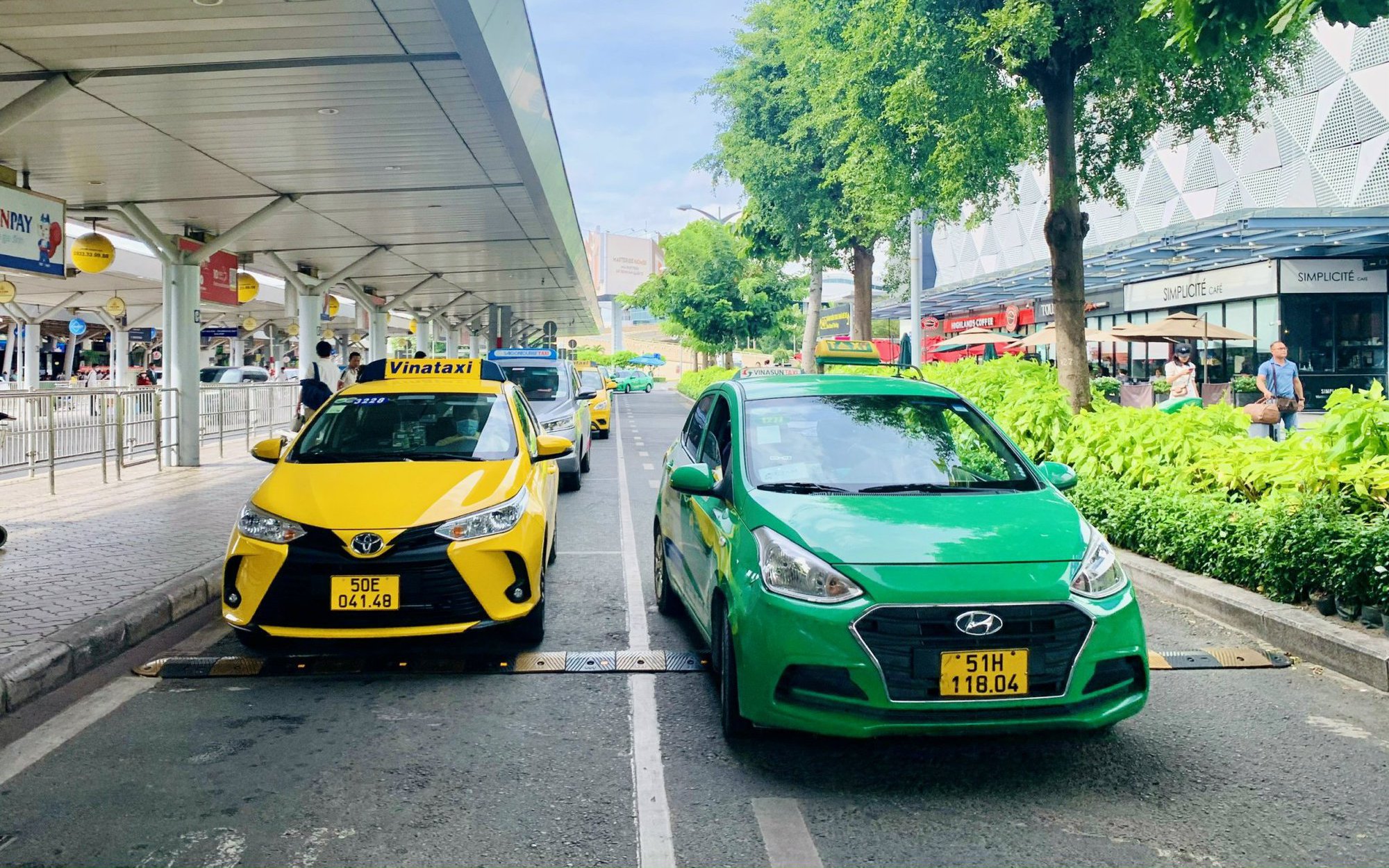 Kiến nghị mở đường mới cho taxi chạy thẳng vào sân bay Tân Sơn Nhất đón khách