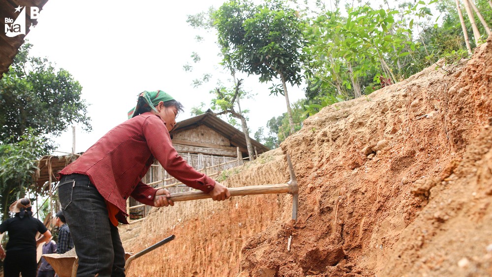 Người dân nghèo huyện Tương Dương được trao tặng 602 ngôi nhà để ổn định cuộc sống  - Ảnh 2.