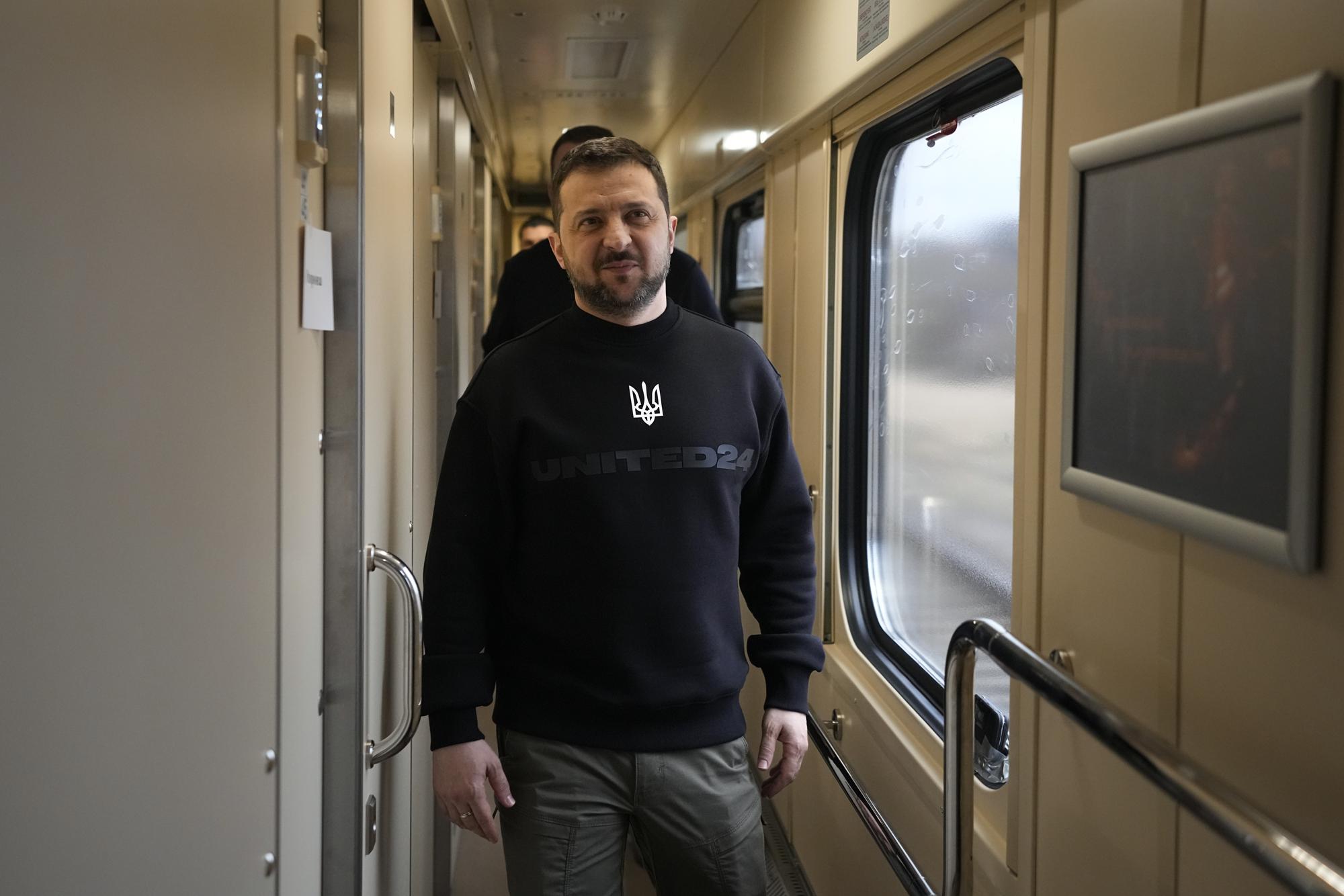Đoàn xe không biển số và chuyến tàu bí mật đưa ông Zelensky tới khắp vùng chiến sự Ukraine - Ảnh 3.