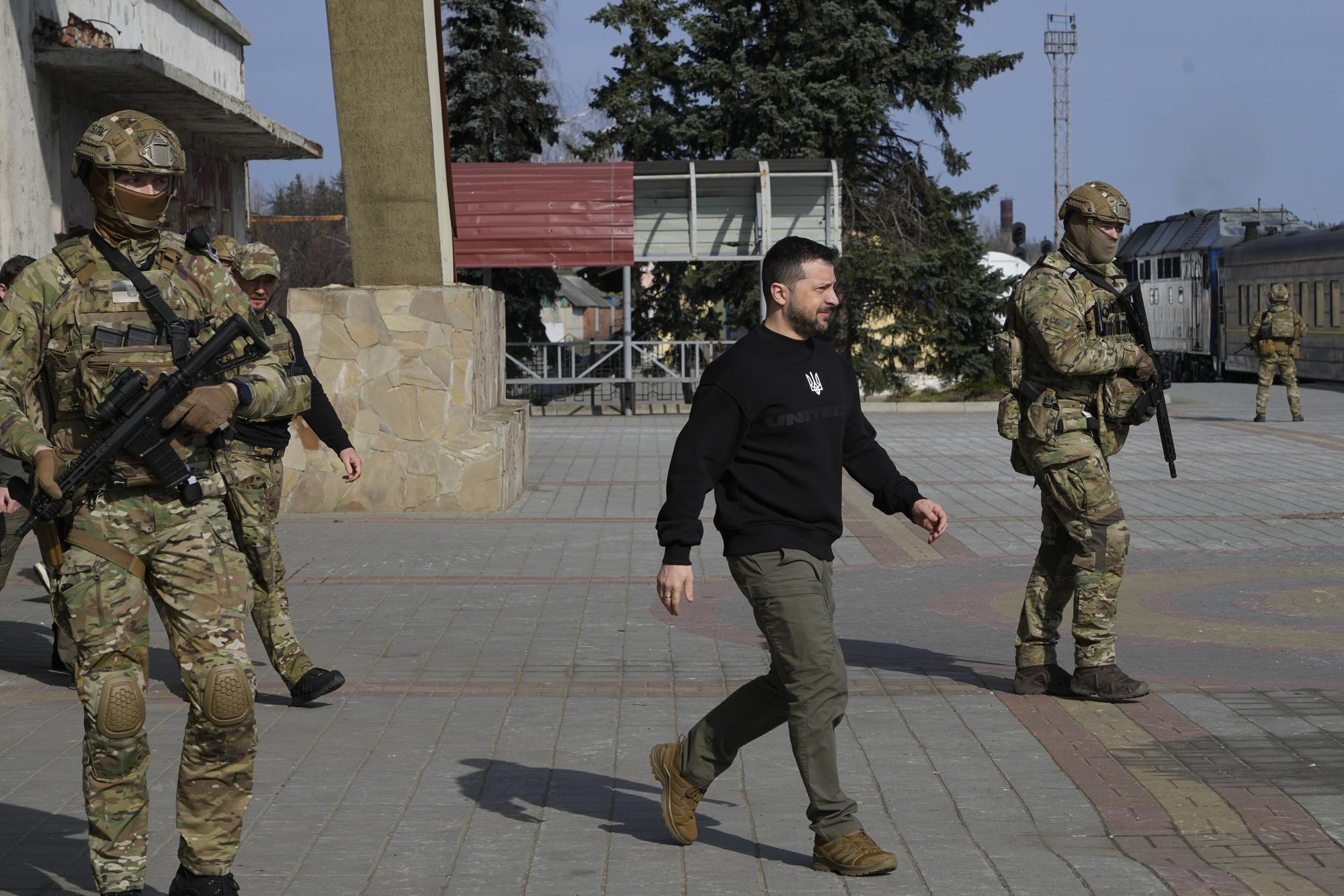 Đoàn xe không biển số và chuyến tàu bí mật đưa ông Zelensky tới khắp vùng chiến sự Ukraine - Ảnh 2.