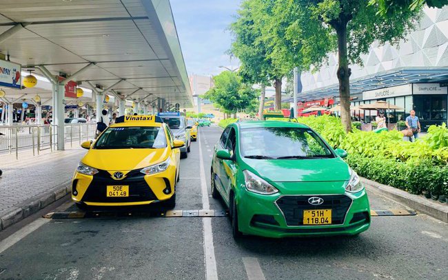 Thu phí taxi ra vào sân bay Tân Sơn Nhất, Bộ GTVT yêu cầu rà soát 