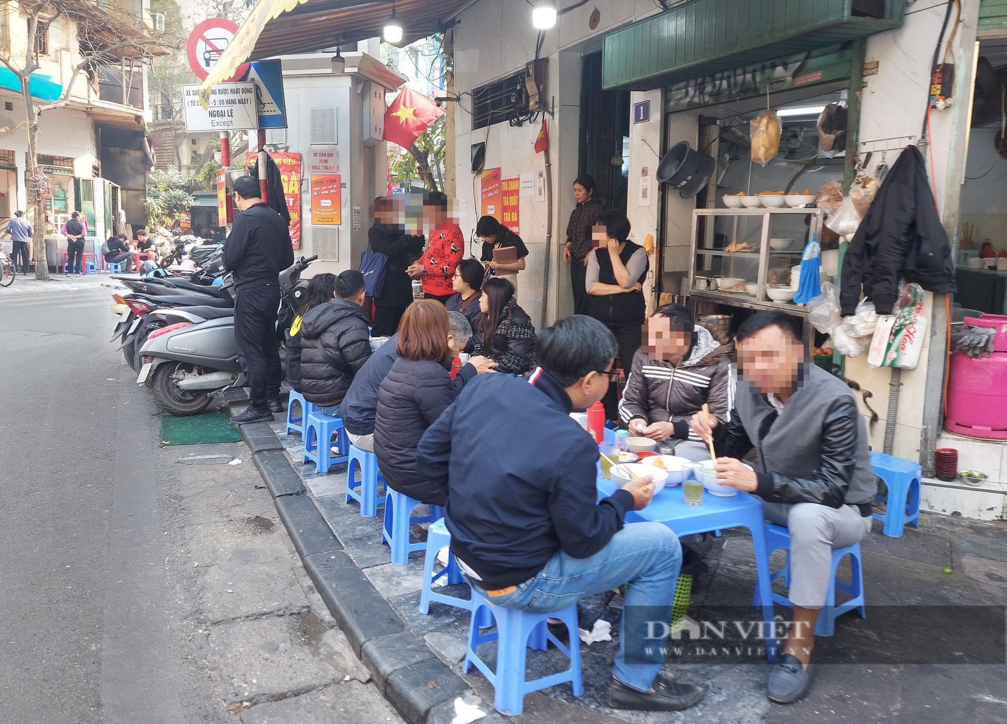 Hà Nội sẽ làm gì với người có thu nhập chính từ việc chiếm dụng hè phố, lòng đường? - Ảnh 3.