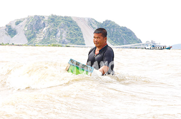 Ông mù hơn 20 năm lặn biển mưu sinh - Ảnh 1.