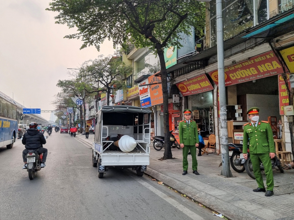 Quận Thanh Xuân yêu cầu xử lý nghiêm các hành vi vi phạm trật tự an toàn giao thông - Ảnh 1.