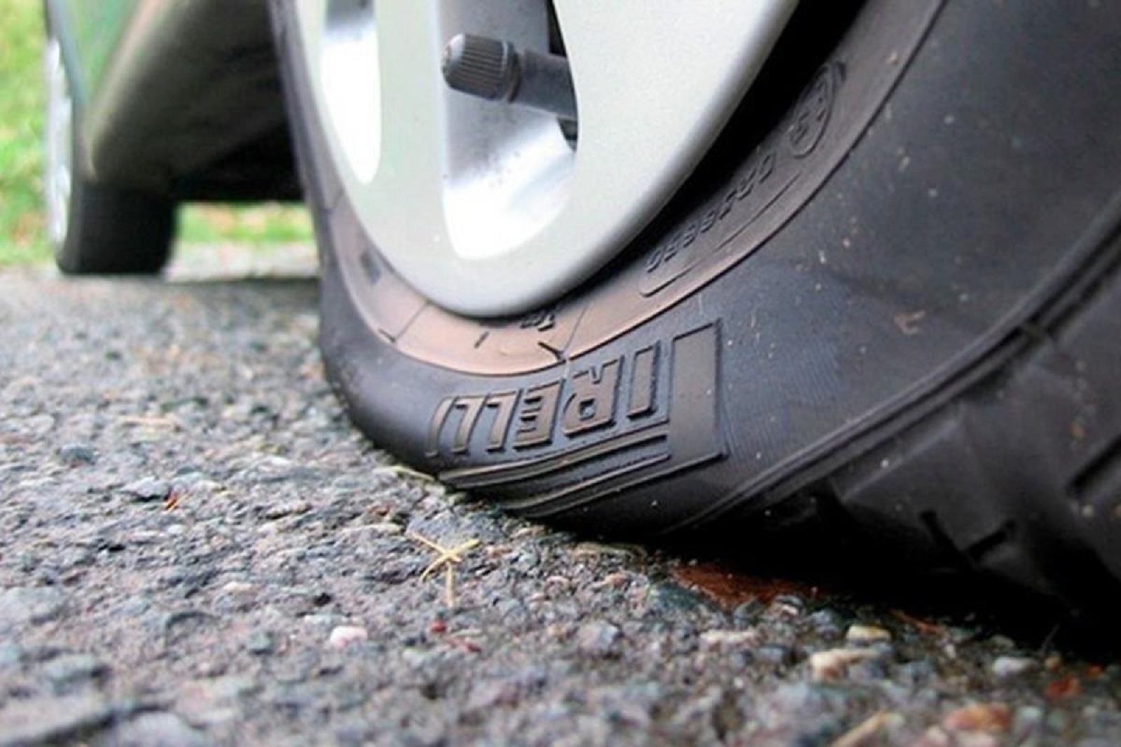 Những tác hại khi xe vận hành trong tình trạng lốp xe ô tô non hơi - Ảnh 1.