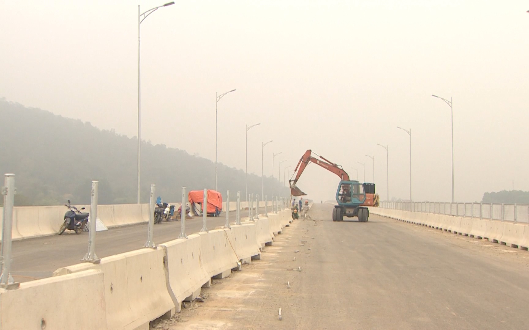 Video: Đua nước rút thông xe đoạn cao tốc Mai Sơn - QL45 qua Ninh Bình, Thanh Hóa trước 30/4