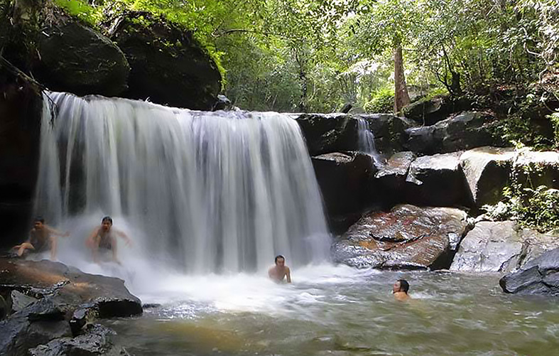 Đây là 4 dòng suối nổi tiếng Phú Quốc ở Kiên Giang, có ngọn thác tung nước như chốn bồng lai tiên cảnh - Ảnh 1.