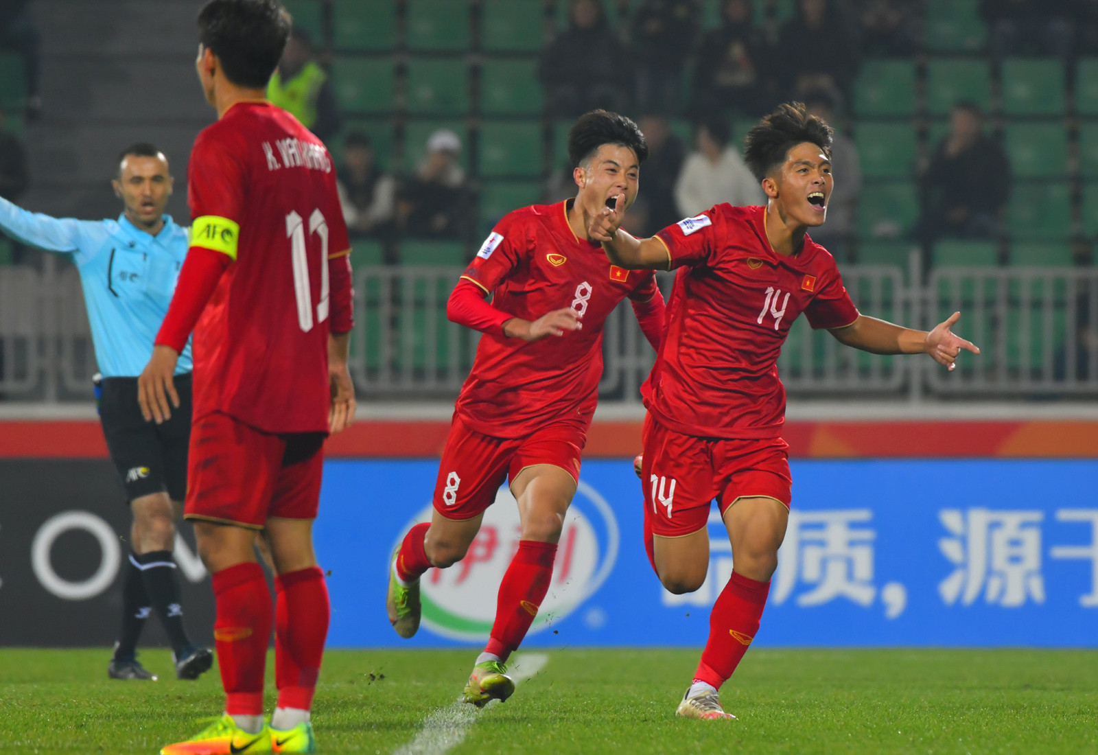 U20 Việt Nam thắng U20 Qatar, HLV Troussier nhận được “lời tư vấn” - Ảnh 1.