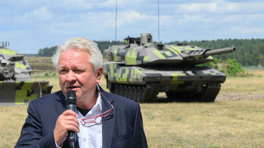 Công ty Đức muốn xây nhà máy sản xuất xe tăng ở Ukraine, cựu Tổng thống Nga cảnh báo sắt đá - Ảnh 1.