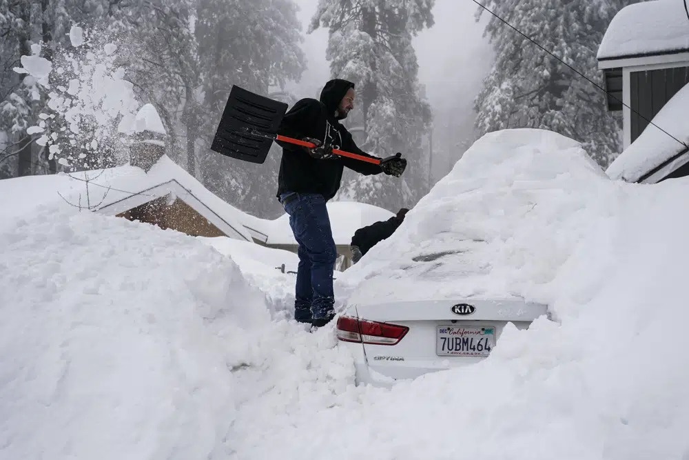 Người dân California kêu cứu giữa bão tuyết tàn khốc - Ảnh 1.