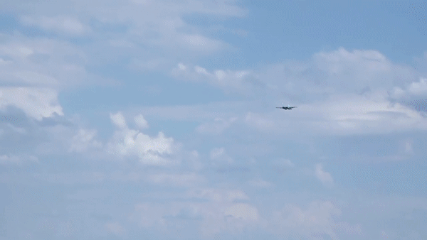 Phi công Nga thoát hiểm sau khi &quot;thú mỏ vịt&quot; Su-34 bị bắn hạ - Ảnh 11.
