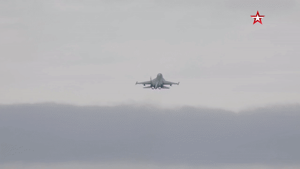 Phi công Nga thoát hiểm sau khi &quot;thú mỏ vịt&quot; Su-34 bị bắn hạ - Ảnh 12.