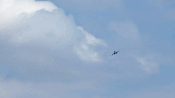 Phi công Nga thoát hiểm sau khi &quot;thú mỏ vịt&quot; Su-34 bị bắn hạ - Ảnh 21.