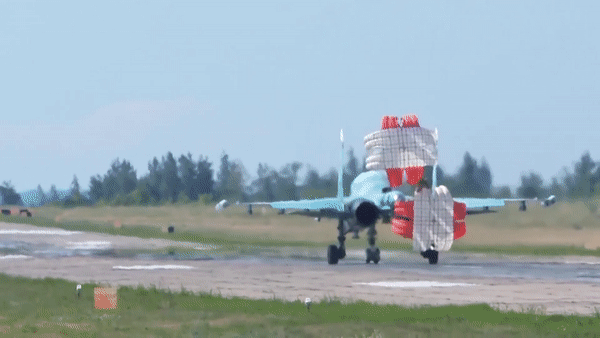 Phi công Nga thoát hiểm sau khi &quot;thú mỏ vịt&quot; Su-34 bị bắn hạ - Ảnh 23.