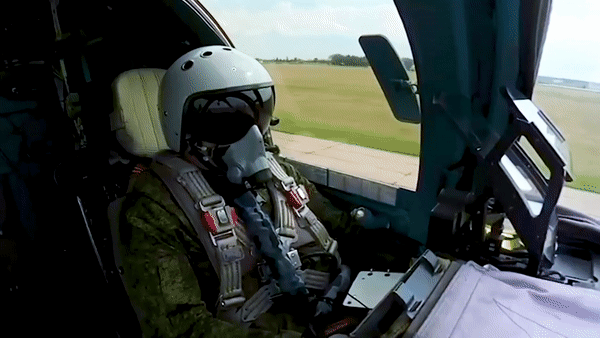 Phi công Nga thoát hiểm sau khi &quot;thú mỏ vịt&quot; Su-34 bị bắn hạ - Ảnh 4.