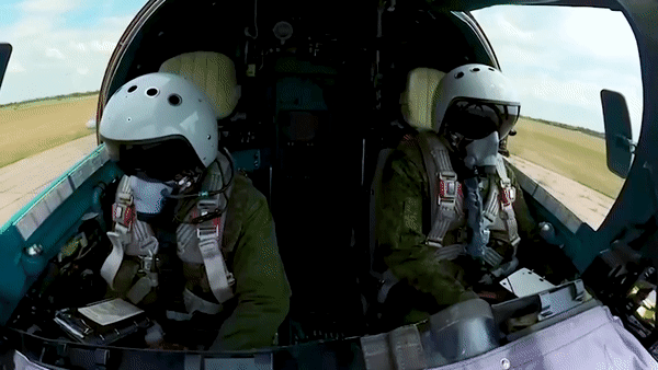 Phi công Nga thoát hiểm sau khi &quot;thú mỏ vịt&quot; Su-34 bị bắn hạ - Ảnh 6.