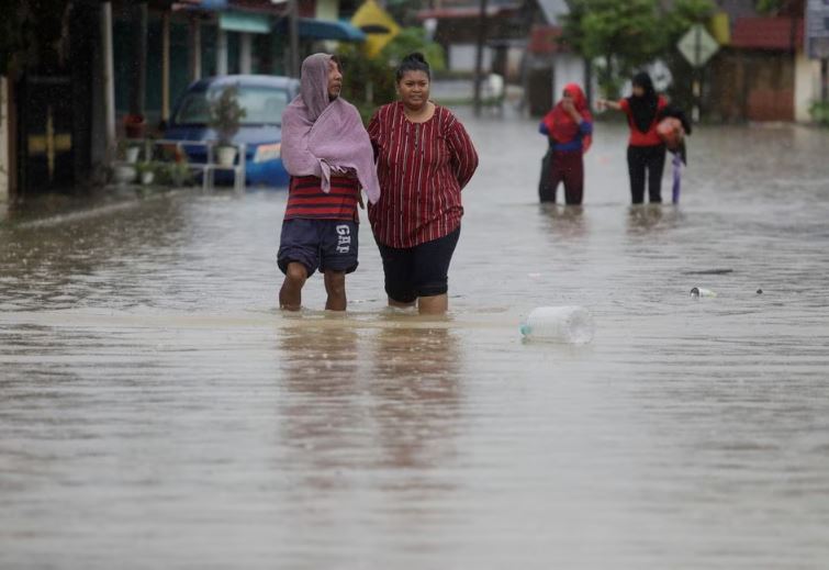 Lũ lụt ở miền nam Malaysia buộc 40.000 người phải rời bỏ nhà cửa - Ảnh 1.